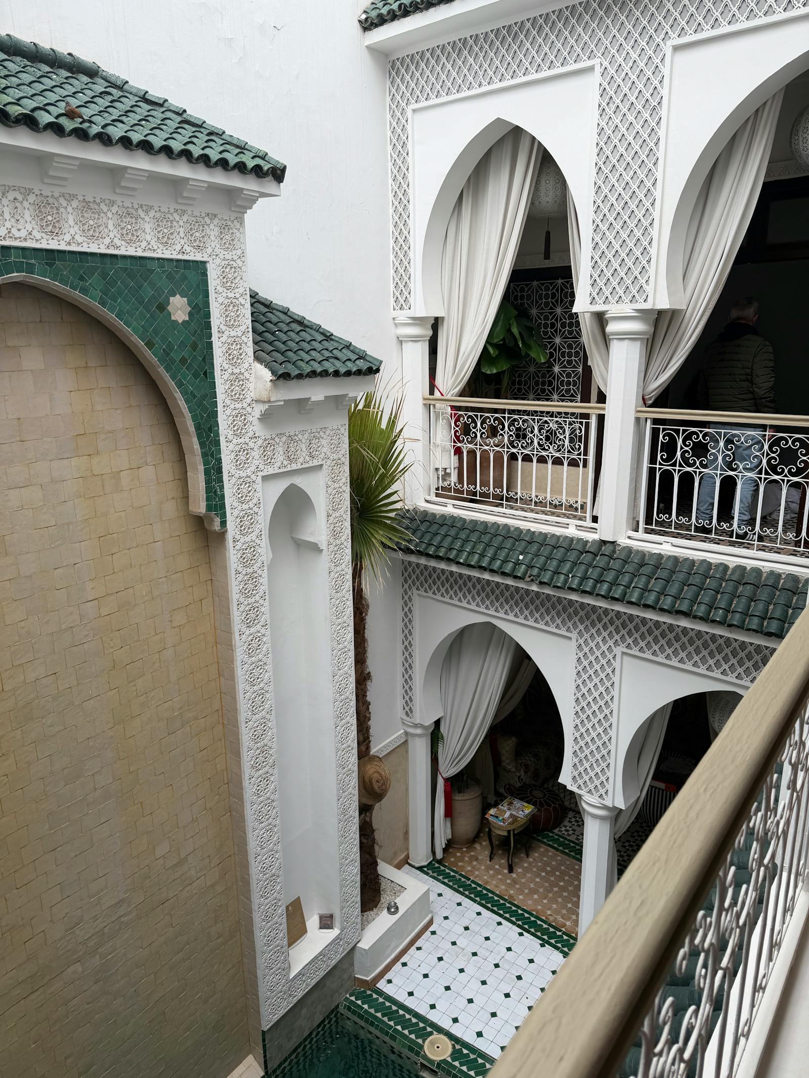Cour intérieure d'un riad à Marrakech, lumière de fin de journée sur le zellige