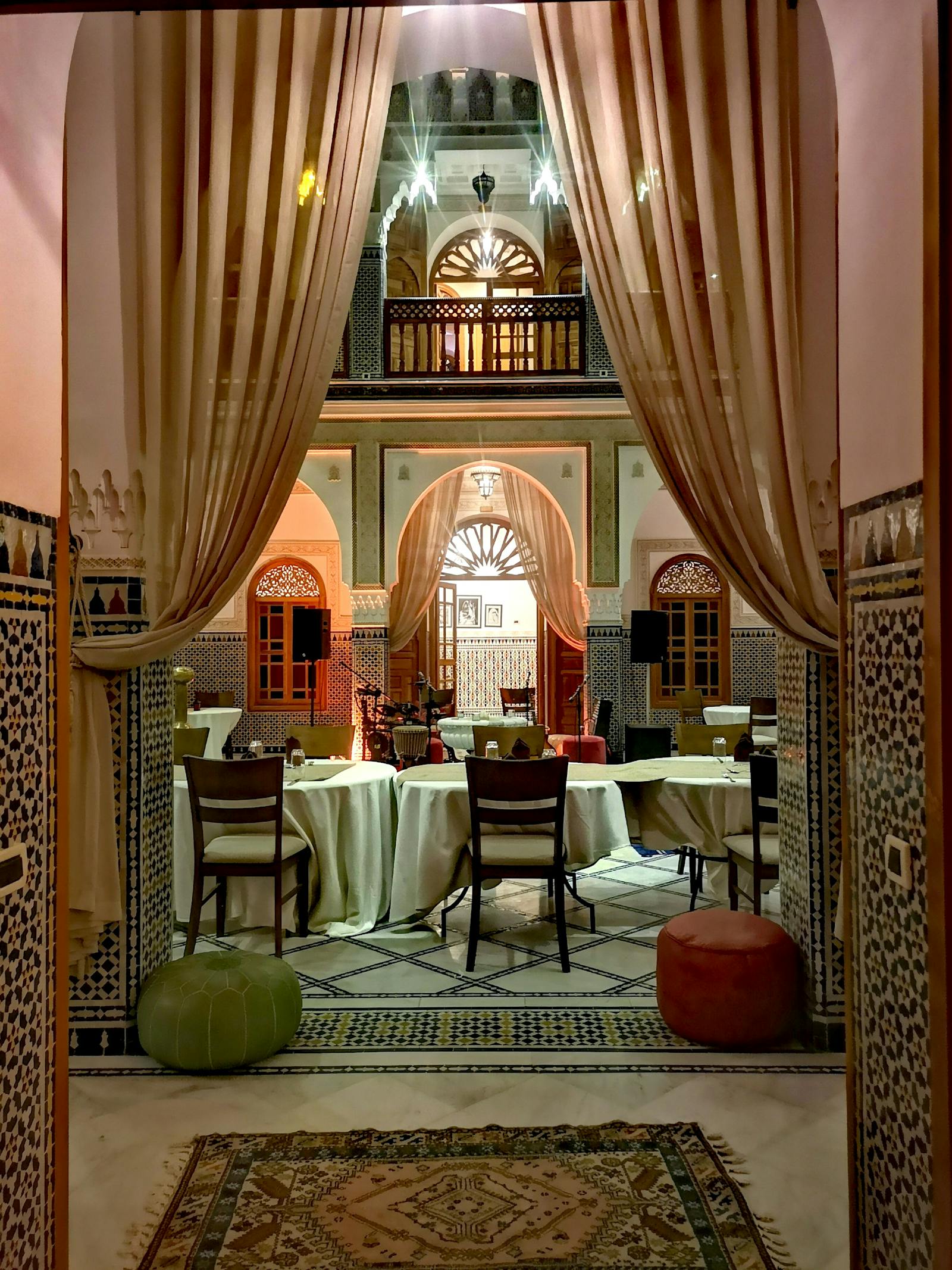 Riad au crépuscule — quand le bien tourne sans vous.