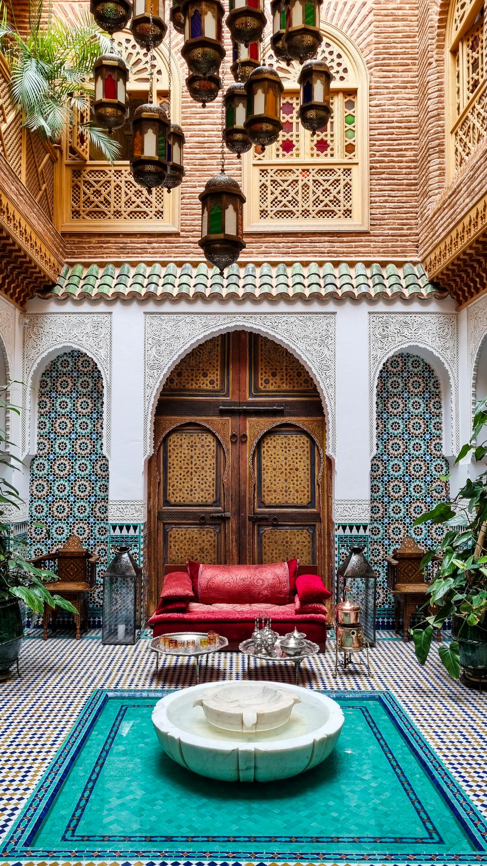 Patio et fontaine d'un riad sous gestion, médina de Marrakech.