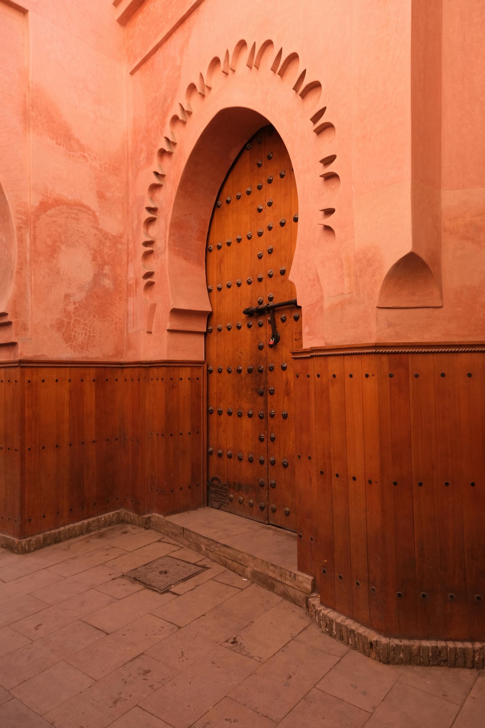 Porte ancienne, médina de Marrakech — les clés et la confiance.