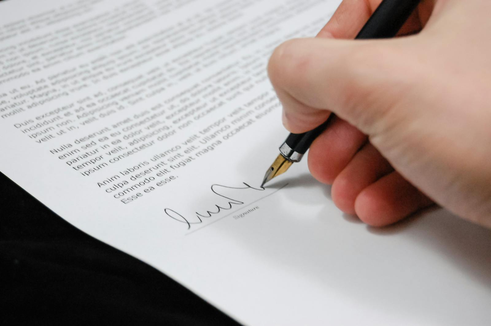 Le moment de la signature — le notaire est officier public, pas neutre.