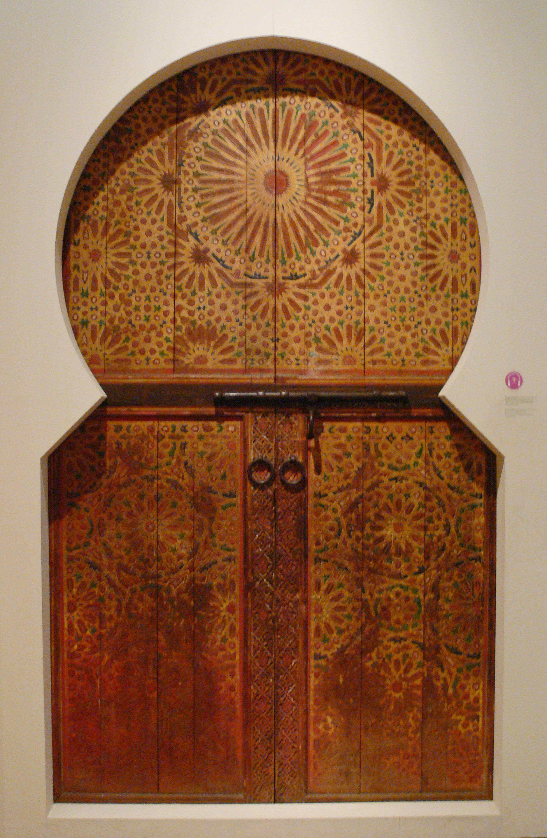 Façade traditionnelle d'un riad de la médina de Marrakech.