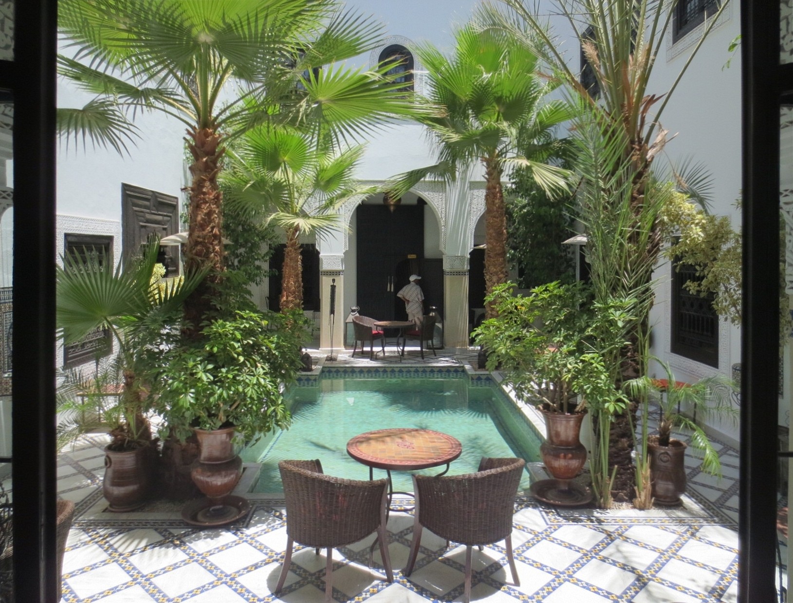Riad Monceau, patio — quand le calme cache une dérive.