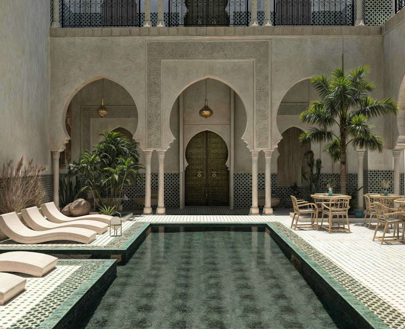 Patio de riad photographié au crépuscule, zellige bleu et oranger