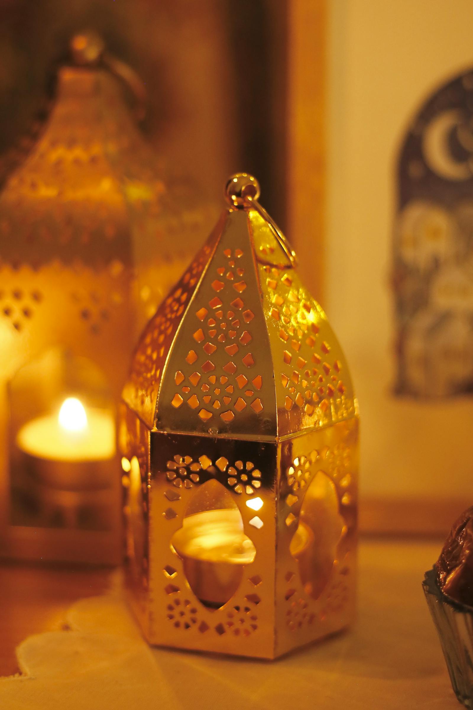 Lanterne en cuivre dans un patio marocain au crépuscule
