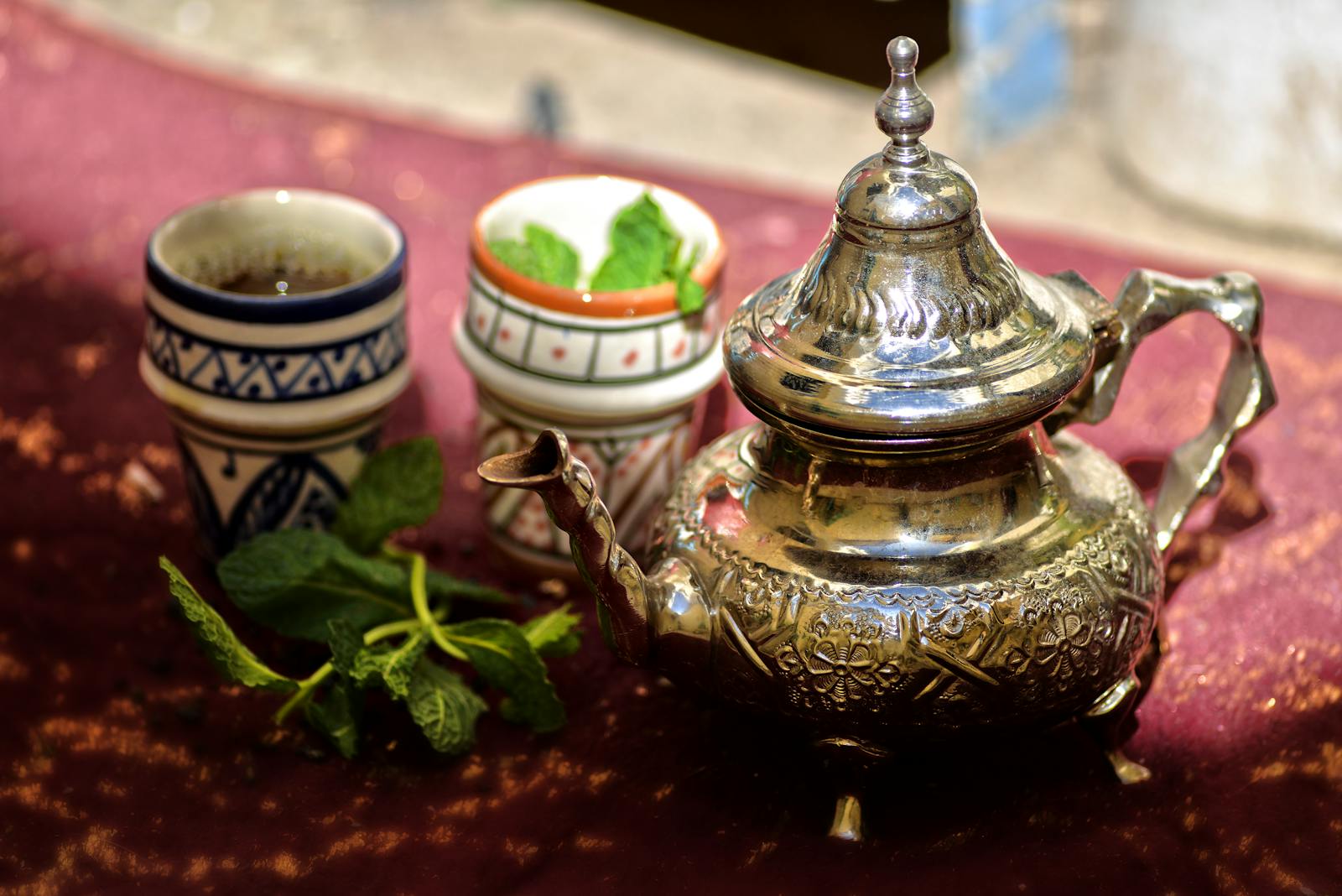 Plateau d'accueil dans un riad, thé à la menthe et clé sur zellige